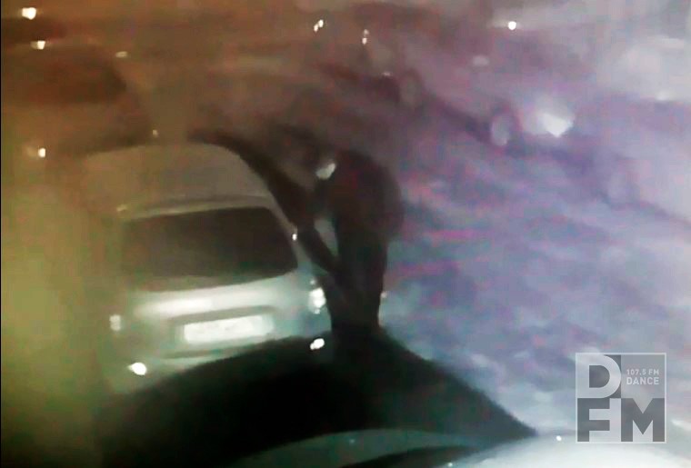 В Нижнекамске неизвестный попал на камеру, когда царапал чужие машины