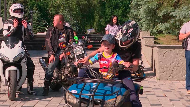 В Нижнекамске мотоциклисты устроили шоу для особенных детей
