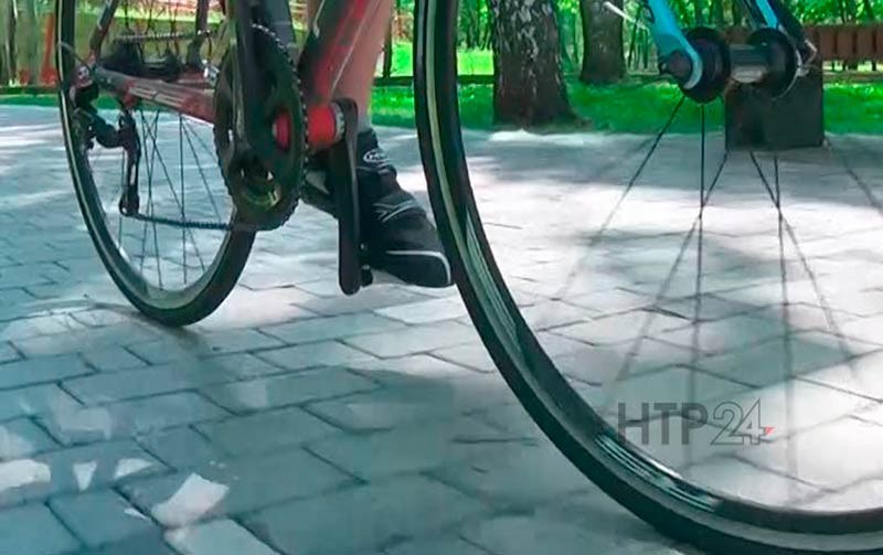 В Нижнекамске велосипедист сбил пенсионерку, женщина в тяжелом состоянии