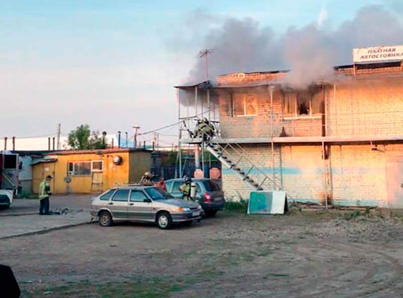 В Нижнекамске загорелось здание автостоянки