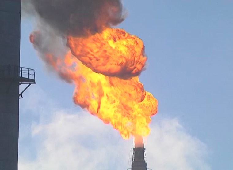 Нижнекамцев предупредили о дымном горении факела на заводе по производству этилена