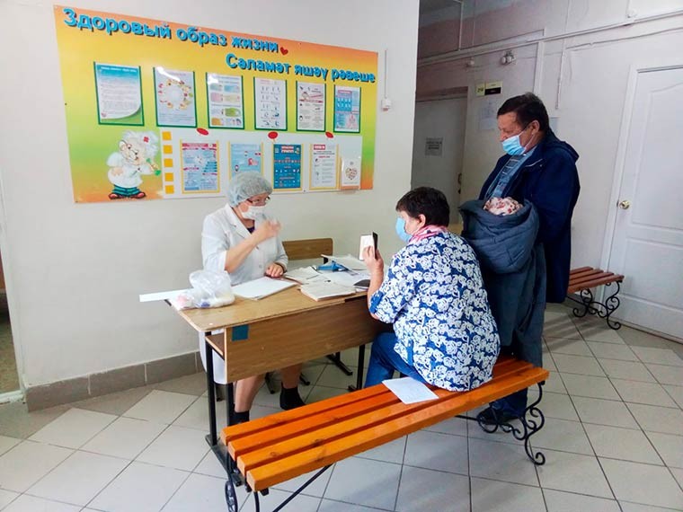 102 нижнекамца сделали прививки от коронавируса у избирательных участков