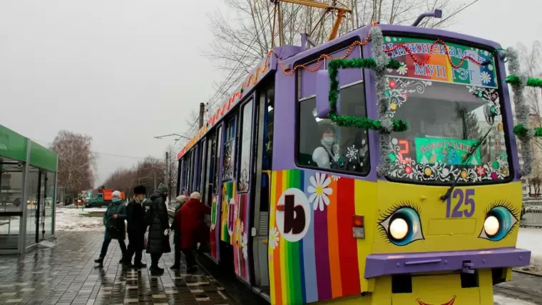 В Нижнекамске появился новогодний трамвай