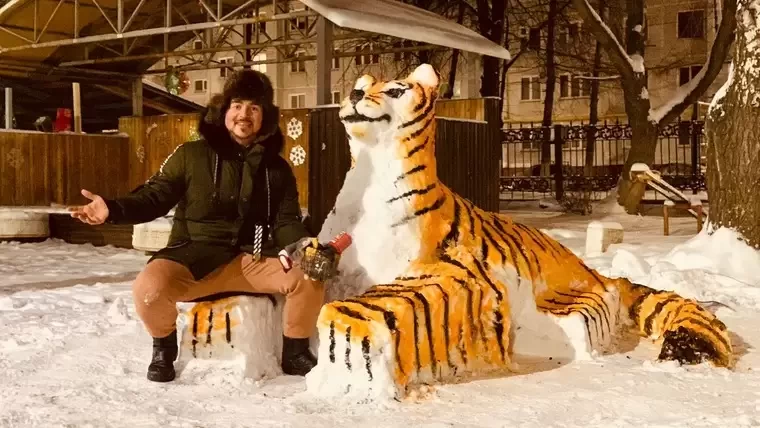 Художник Кристиан Апостол подарил детям тигра
