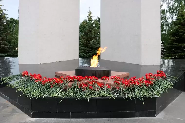 Нижнекамцы возложили цветы к Вечному огню в память о погибших в Великой Отечественной войне