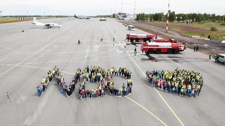 Сотрудники аэропорта «Бегишево» оригинально поздравили горожан с Днем семьи, любви и верности