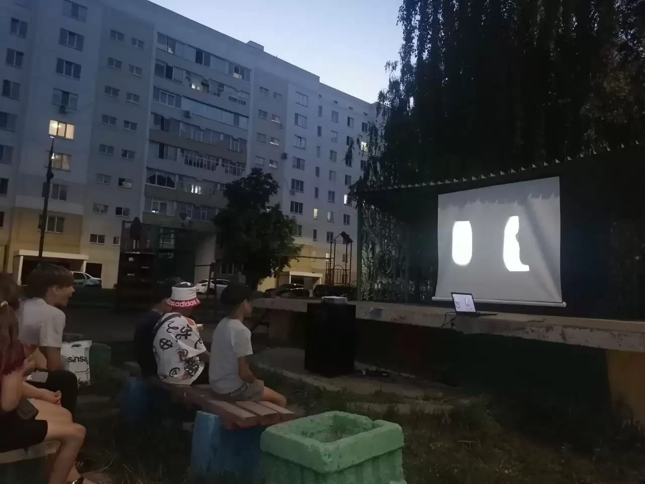 Для нижнекамцев во дворе бесплатно показывают фильмы под открытым небом