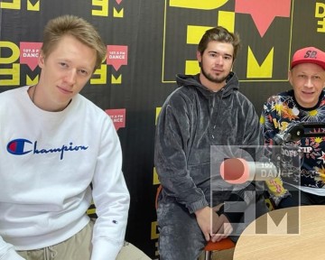 Хоккеисты "Нефтехимика" Рафаэль Бикмуллин и Булат Шафигуллин в студии радио DFM-Нижнекамск