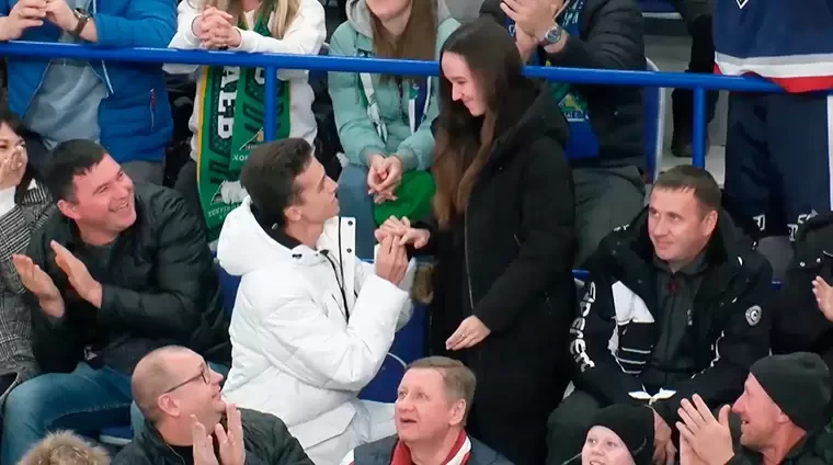 В Нижнекамске парень сделал предложение своей возлюбленной на хоккейном матче