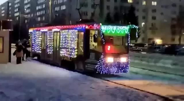 До 31 декабря нижнекамцы смогут прокатиться на новогоднем трамвае
