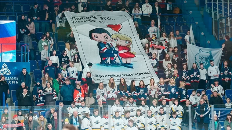На хоккейном матче в Нижнекамске развернули огромный баннер Love is