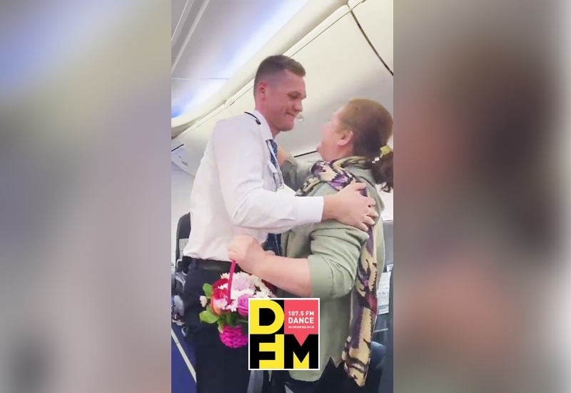 Пилот самолета, следовавшего из Нижнекамска, удивил свою маму прямо на борту