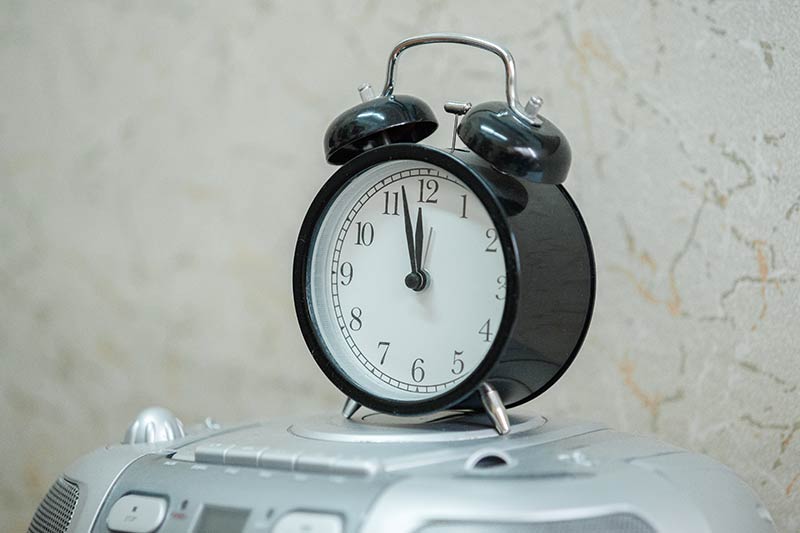 «Еще 5 минуточек»: ученые выяснили, не вредно ли откладывать будильник по утрам