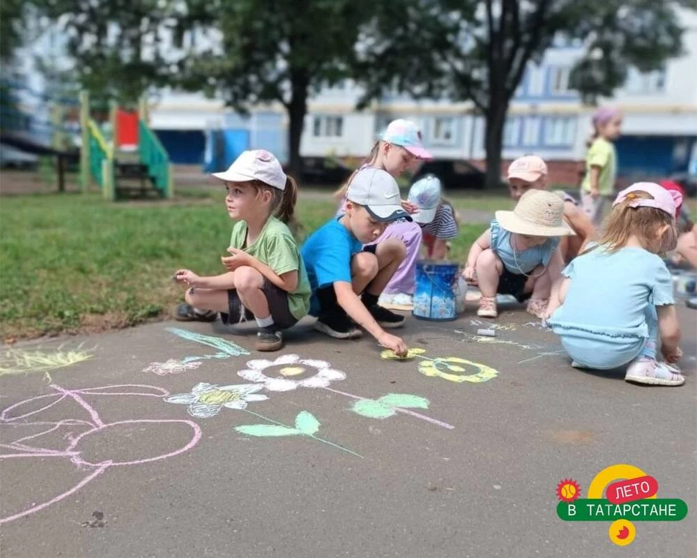 Серый больше не в моде: дети раскрасили асфальт в Нижнекамске
