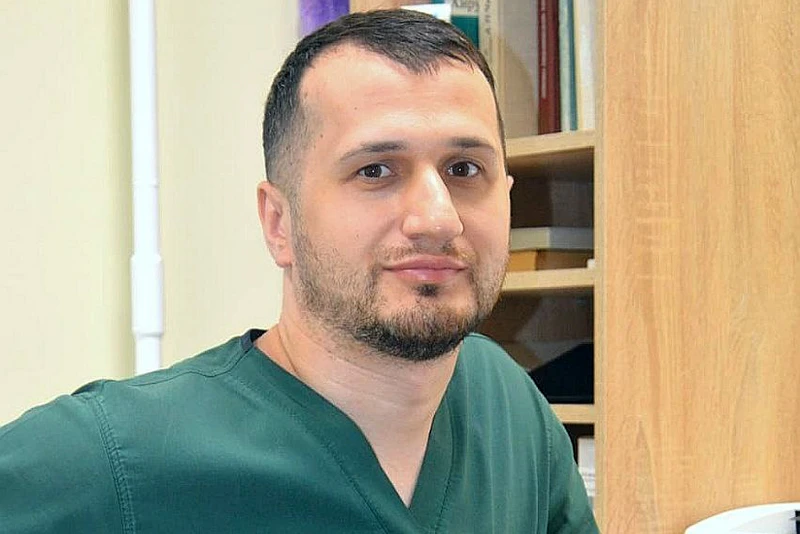 Батыр Умаханов пока ассистирует более опытным хирургам