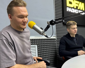 В студии DFM-Нижнекамск побывали нападающие «Нефтехимика» Данил Юртайкин и Матвей Надворный&#44; которые ответили в прямом эфире на вопросы болельщиков