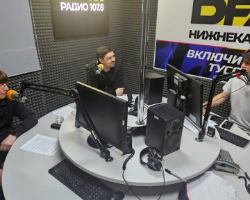 Главный тренер «Нефтехимика» Игорь Гришин и тренер Максим Кривоножкин в эфире DFM-Нижнекамск 20 ноября 2025 года