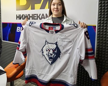 Мария выиграла джерси «Нефтехимика» за самый интересный вопрос для гостей эфира DFM-Нижнекамск — Игоря Гришина и Максима Кривоножкина