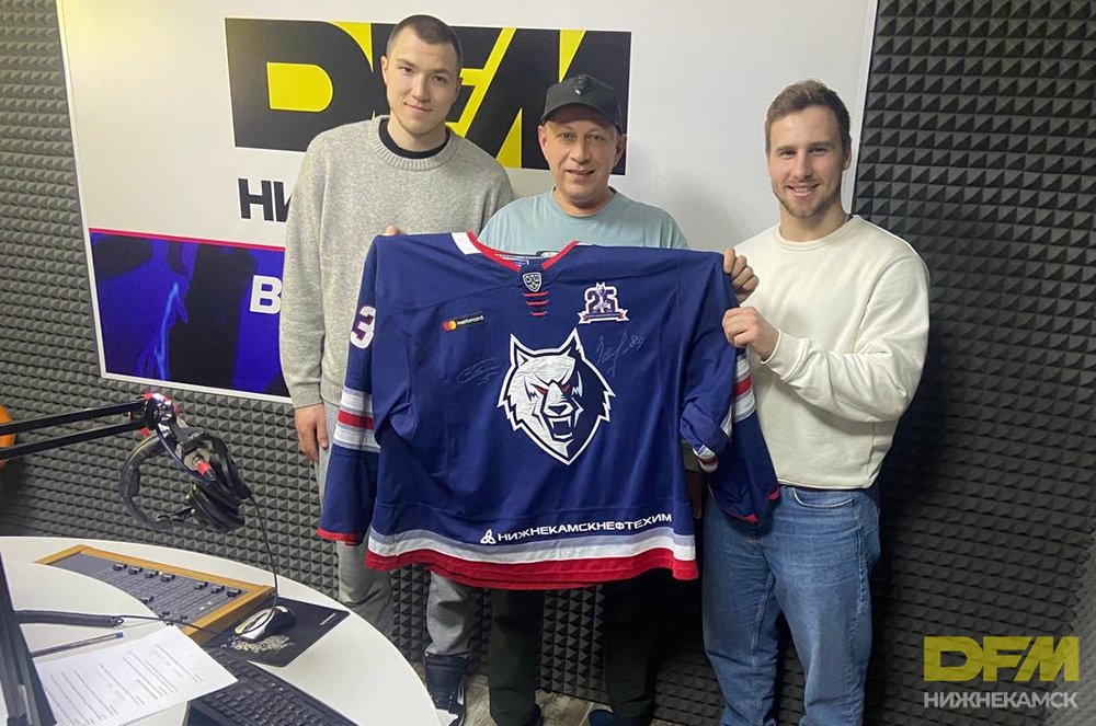 Джерси по окончании эфира отдали болельщику команды Иреку за самый интересный вопрос хоккеистам: «Смогли бы они сыграть матч с клюшкой с прямым загибом и флексом 40?»