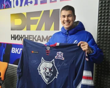 Ирек получил джерси от ХК «Нефтехимик» за вопрос хоккеистам в эфире DFM-Нижнекамск