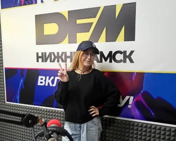 Наша слушательница, болельщица "Нефтехимика" Алина выиграла во время эфира с Соколовым и Любалиным фирменную бейсболку команды