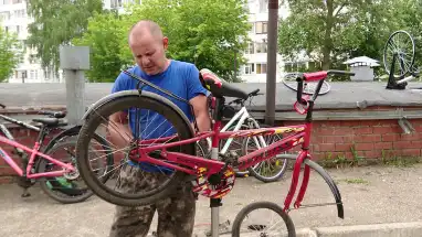 В Нижнекамске веломастера чинят старые велосипеды и дарят их детям из непростых семей