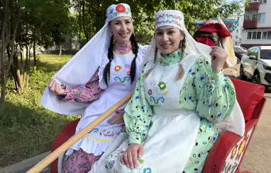 Повозка с песнями и подарками: в Нижнекамске собрали подарки на Сабантуй