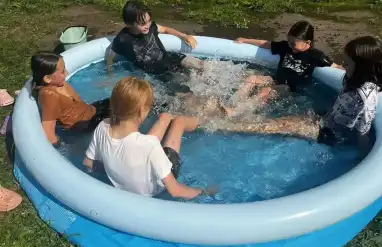 В Нижнекамске дворовые бассейны спасают от 36-градусной жары