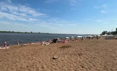Тень на вес золота: аншлаг на пляже «Кама» в самый жаркий день
