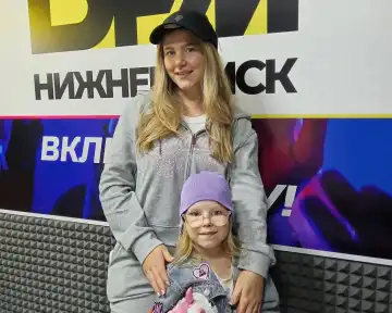 Анастасия выиграла фирменную бейсболку ХК «Нефтехимик» во время эфира с главным тренером команды Игорем Гришиным